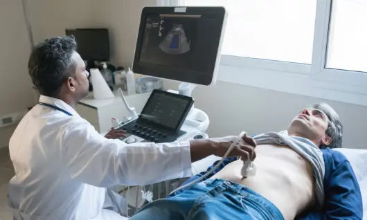 Paciente haciéndose examen de ultrasonido