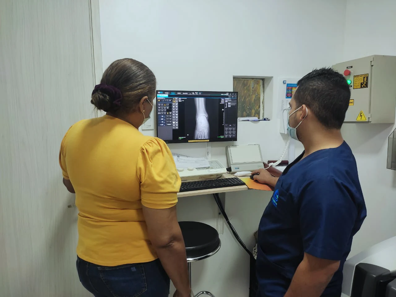 Doctor revisando una radiografía